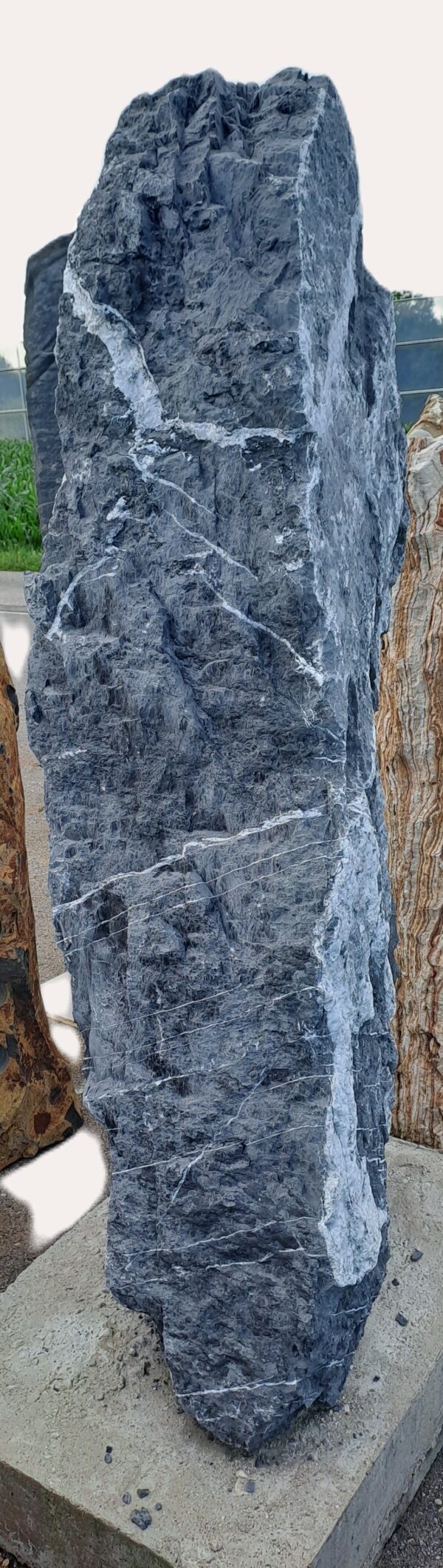 Monolith schwarz-weiß mit Betonsockel Größe H 200 x B 95 (Sockel) x B 70 (Sockel) cm – Bild 2