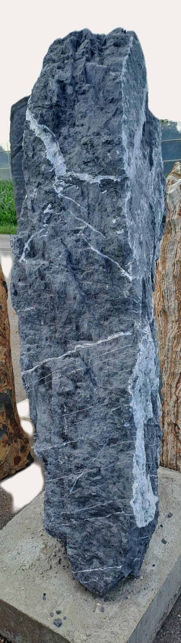 Monolith schwarz-weiß mit Betonsockel Größe H 200 x B 95 (Sockel) x B 70 (Sockel) cm – Bild 2